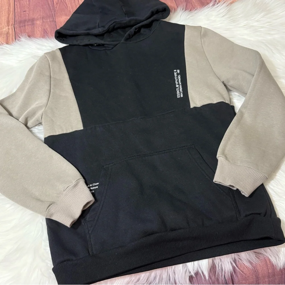 Primark Boys Size 10-11 Years Black and Tan Hooded Sweater with Ribbed Cuffs